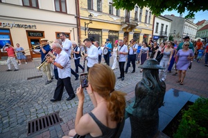 Starówka Jazz Festival - 12.07.2024 r. - Parada nowoorleańska. Muzycy wraz z publicznością.