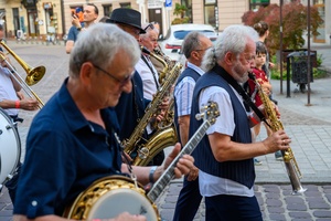 Starówka Jazz Festival - 12.07.2024 r. - Parada nowoorleańska. Muzycy podczas występu.