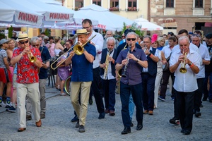 Starówka Jazz Festival - 12.07.2024 r. - Parada nowoorleańska. Muzycy podczas występu.