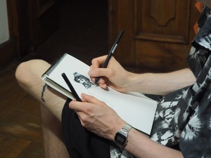 Wakacje z otwARTą: Kurs rysunku i malarstwa - Uczestnicy podczas warsztatów - praca w plenerze.