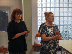 Wakacje z otwARTą: Kurs rysunku i malarstwa - Prowadzące zajęcia Joanna Kuca oraz dr sztuki Anna Śliwińska.