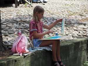 Wakacje z otwARTą: Kurs rysunku i malarstwa - Uczestnicy podczas warsztatów - praca w plenerze.