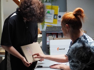 Wakacje z otwARTą: Kurs rysunku i malarstwa - Uczestnicy podczas warsztatów - praca w pracowni.