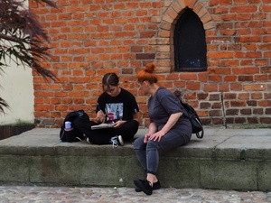 Wakacje z otwARTą: Kurs rysunku i malarstwa - Uczestnicy podczas warsztatów - praca w plenerze.