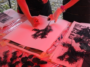 Wakacje z otwARTą: Kurs rysunku i malarstwa - Uczestnicy podczas warsztatów - praca w plenerze.