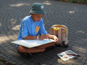 Wakacje z otwARTą: Kurs rysunku i malarstwa - Uczestnicy podczas warsztatów - praca w plenerze.