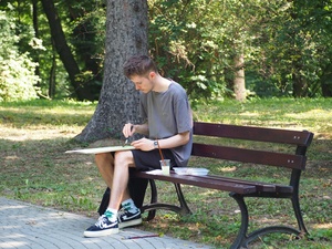 Wakacje z otwARTą: Kurs rysunku i malarstwa - Uczestnicy podczas warsztatów - praca w plenerze.