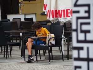 Wakacje z otwARTą: Kurs rysunku i malarstwa - Uczestnicy podczas warsztatów - praca w plenerze.