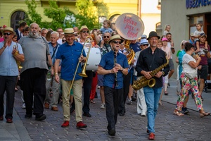 Starówka Jazz Festival - 19.07.2024 r. - Parada nowoorleańska. Muzycy podczas występu.