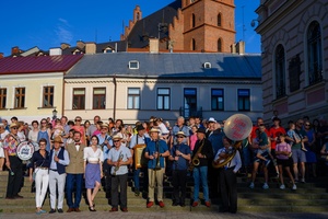 Starówka Jazz Festival - 19.07.2024 r. - Parada nowoorleańska. Muzycy podczas występu wraz z publicznością.