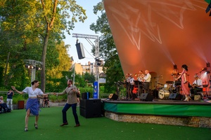 Starówka Jazz Festival - 19.07.2024 r. - Koncert zespołu Leliwa Jazz Band. Widownia Amfiteatru.