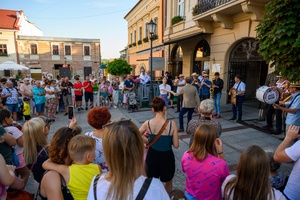 Starówka Jazz Festival - 19.07.2024 r. - Parada nowoorleańska. Muzycy podczas występu oraz publiczność.