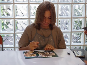 Wakacje z otwARTą: Warsztaty robienia zielników - Uczestnicy podczas warsztatów - praca w pracowni.