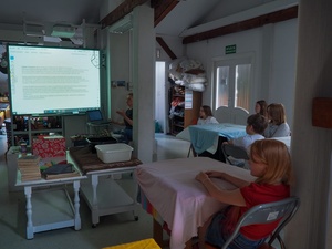 Wakacje z otwARTą: Warsztaty robienia zielników - Uczestnicy podczas warsztatów - praca w pracowni.