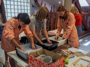 Wakacje z otwARTą: Warsztaty robienia zielników - Uczestnicy podczas warsztatów - praca w pracowni.