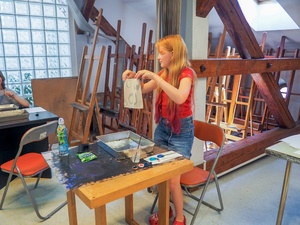 Wakacje z otwARTą: Warsztaty robienia zielników - Uczestnicy podczas warsztatów - praca w pracowni.