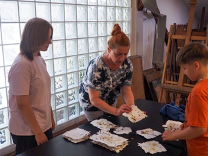 Wakacje z otwARTą: Warsztaty robienia zielników - Uczestnicy podczas warsztatów - praca w pracowni.