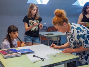 Wakacje z otwARTą: Warsztaty robienia zielników - Uczestnicy podczas warsztatów - praca w pracowni.