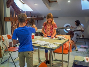 Wakacje z otwARTą: Warsztaty robienia zielników - Uczestnicy podczas warsztatów - praca w pracowni.