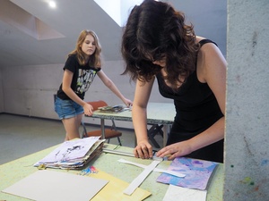 Wakacje z otwARTą: Warsztaty robienia zielników - Uczestnicy podczas warsztatów - praca w pracowni.