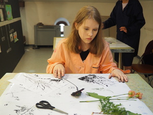 Wakacje z otwARTą: Warsztaty robienia zielników - Uczestnicy podczas warsztatów - praca w pracowni.