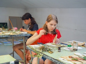 Wakacje z otwARTą: Warsztaty robienia zielników - Uczestnicy podczas warsztatów - praca w pracowni.