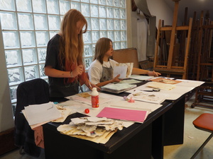 Wakacje z otwARTą: Warsztaty robienia zielników - Uczestnicy podczas warsztatów - praca w pracowni.