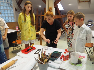 Wakacje z otwARTą: Warsztaty robienia zielników - Uczestnicy podczas warsztatów - praca w pracowni.