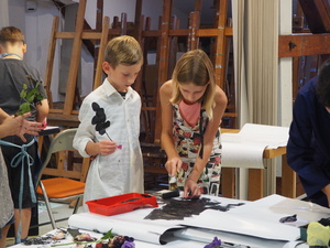 Wakacje z otwARTą: Warsztaty robienia zielników - Uczestnicy podczas warsztatów - praca w pracowni.