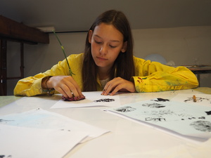 Wakacje z otwARTą: Warsztaty robienia zielników - Uczestnicy podczas warsztatów - praca w pracowni.