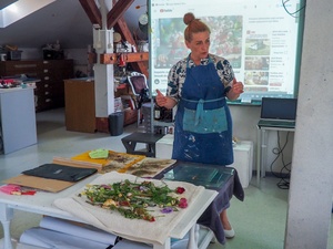 Wakacje z otwARTą: Warsztaty robienia zielników - Uczestnicy podczas warsztatów - praca w pracowni.