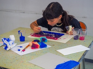 Wakacje z otwARTą: Warsztaty robienia zielników - Uczestnicy podczas warsztatów - praca w pracowni.