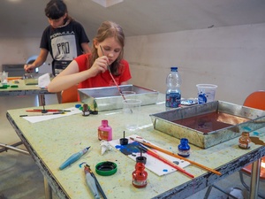 Wakacje z otwARTą: Warsztaty robienia zielników - Uczestnicy podczas warsztatów - praca w pracowni.