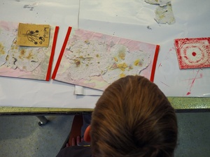 Wakacje z otwARTą: Warsztaty robienia zielników - Uczestnicy podczas warsztatów - praca w pracowni.