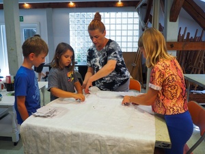 Wakacje z otwARTą: Warsztaty robienia zielników - Uczestnicy podczas warsztatów - praca w pracowni.