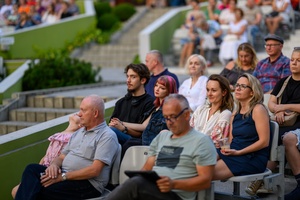 Koncert: "Ballady na głos i gitarę" - Łucja Kania - Publiczność w oczekiwaniu na występ Łucji Kani