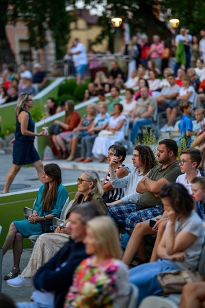 Koncert: "Ballady na głos i gitarę" - Łucja Kania - Amfiteatralna publiczność wsłuchująca się w piosenki w wykonaniu Łucji Kani