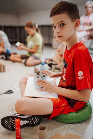 otwARTa jeszcze bardziej. Warsztaty dla małych pasjonatów sztuki - ARCHITEKTURA - Uczestnicy warsztatów podczas tworzenia prac plastycznych.