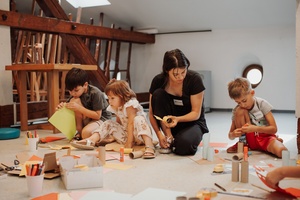 otwARTa jeszcze bardziej. Warsztaty dla małych pasjonatów sztuki - ARCHITEKTURA - Uczestnicy warsztatów podczas tworzenia prac plastycznych.