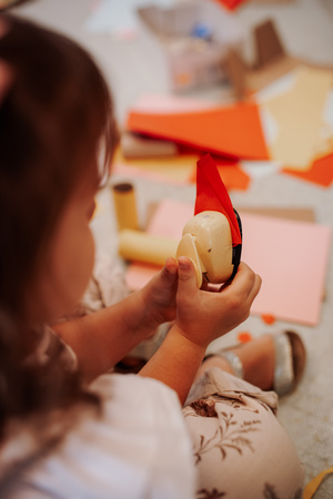 otwARTa jeszcze bardziej. Warsztaty dla małych pasjonatów sztuki - ARCHITEKTURA - Uczestnicy warsztatów podczas tworzenia prac plastycznych.