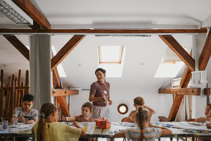 otwARTa jeszcze bardziej. Warsztaty dla małych pasjonatów sztuki - PEJZAŻ - Uczestnicy warsztatów podczas tworzenia prac plastycznych.