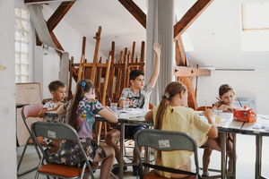otwARTa jeszcze bardziej. Warsztaty dla małych pasjonatów sztuki - PEJZAŻ - Uczestnicy warsztatów podczas tworzenia prac plastycznych.