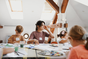 otwARTa jeszcze bardziej. Warsztaty dla małych pasjonatów sztuki - PEJZAŻ - Uczestnicy warsztatów podczas tworzenia prac plastycznych.