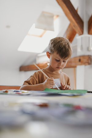 otwARTa jeszcze bardziej. Warsztaty dla małych pasjonatów sztuki - PEJZAŻ - Uczestnicy warsztatów podczas tworzenia prac plastycznych.