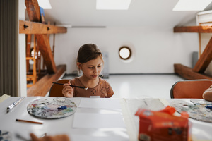 otwARTa jeszcze bardziej. Warsztaty dla małych pasjonatów sztuki - PEJZAŻ - Uczestnicy warsztatów podczas tworzenia prac plastycznych.