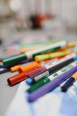 otwARTa jeszcze bardziej. Warsztaty dla małych pasjonatów sztuki - PEJZAŻ - Materiały plastyczne - flamastry.