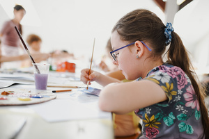 otwARTa jeszcze bardziej. Warsztaty dla małych pasjonatów sztuki - PEJZAŻ - Uczestnicy warsztatów podczas tworzenia prac plastycznych.