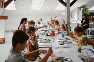 otwARTa jeszcze bardziej. Warsztaty dla małych pasjonatów sztuki - PEJZAŻ - Uczestnicy warsztatów podczas tworzenia prac plastycznych.