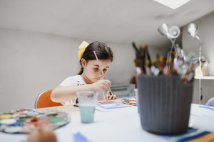 otwARTa jeszcze bardziej. Warsztaty dla małych pasjonatów sztuki - PEJZAŻ - Uczestnicy warsztatów podczas tworzenia prac plastycznych.