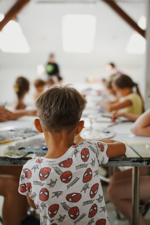 otwARTa jeszcze bardziej. Warsztaty dla małych pasjonatów sztuki - PEJZAŻ - Uczestnicy warsztatów podczas tworzenia prac plastycznych.